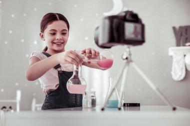Pozitif akıllı genç kız farklı sıvılar karıştırma