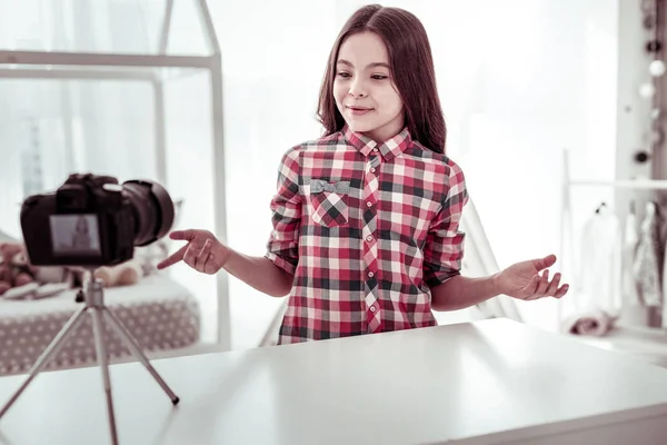 Vrolijke positieve meid herwint een nieuwe video — Stockfoto