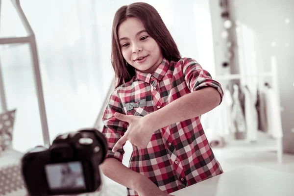 Chica positiva feliz hablando con sus espectadores — Foto de Stock