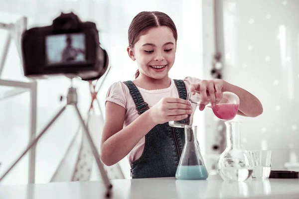 Szczęśliwa radosna dziewczyna interesuje się eksperymentem — Zdjęcie stockowe