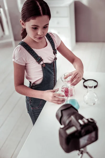 Agradable chica inteligente explicando lo que está haciendo — Foto de Stock