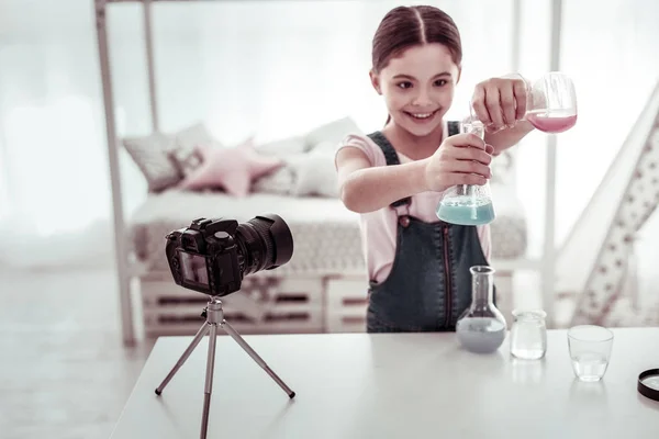 Alegre buena chica realizando un experimento científico —  Fotos de Stock