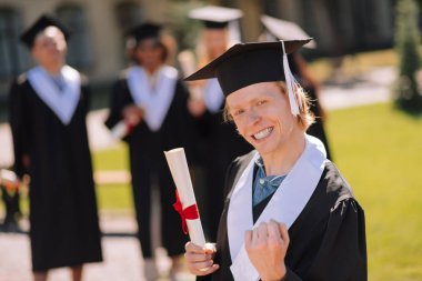 Neşeli çocuk yüksek lisans diploması onun alma kutluyor.