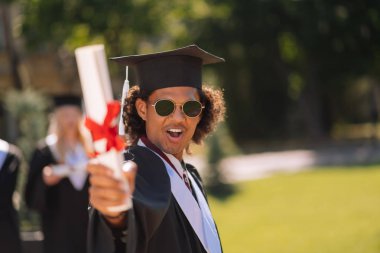 Neşeli çocuk diplomasıyla dalga geçiyor.