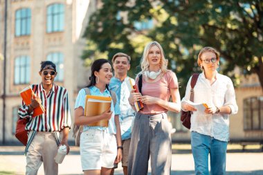 Grup arkadaşlarına birlikte bakan öğrenci grubu.