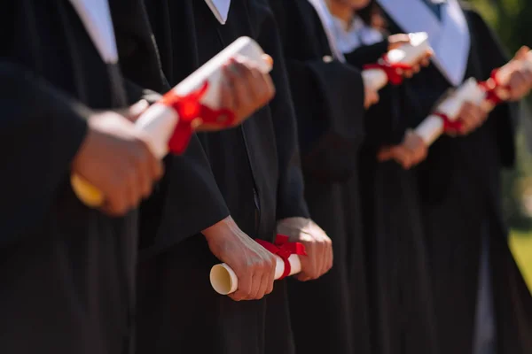 Jóvenes graduados que poseen sus nuevos diplomas de maestría . — Foto de Stock