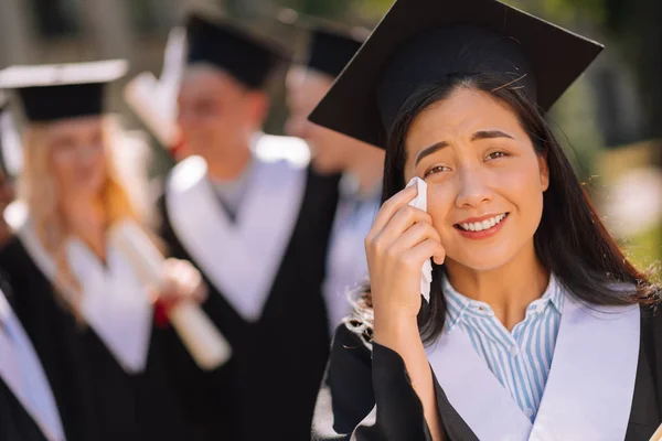 Sentimenteel meisje huilen tijdens haar afstuderen ceremonie. — Stockfoto