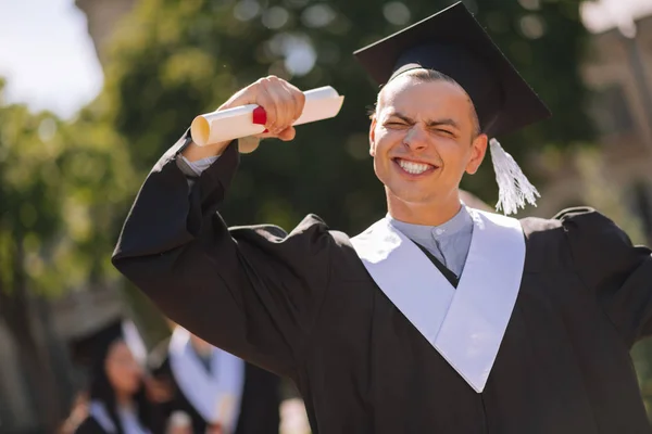 Graduado animado sendo feliz em seguir em frente em sua vida . — Fotografia de Stock