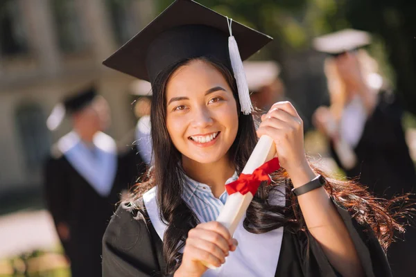 Sourire fille être fier de son diplôme de maîtrise . — Photo