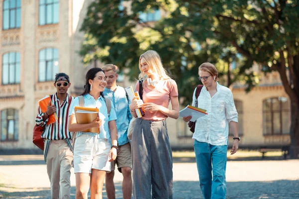 Grupp av studenter som åker hem efter lektionerna. — Stockfoto