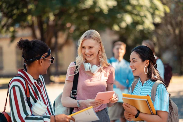 Schüler sprechen nach dem Unterricht miteinander. — Stockfoto