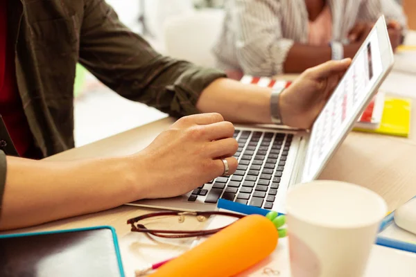 Gerichte foto op mannelijke handen die het aanraken van laptop — Stockfoto