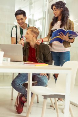 Gelecekteki sınavı tartışan bir grup dost öğrenci