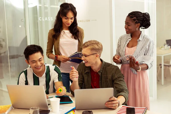 Junge Leute freuen sich über Sprachkurs — Stockfoto