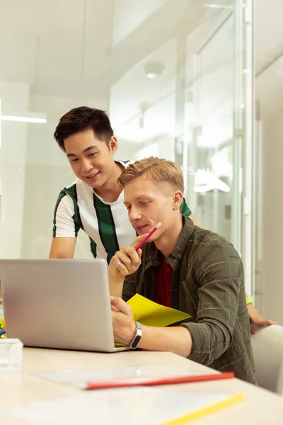 Junge Männer verbringen die Wochenenden gemeinsam in Sprachkursen — Stockfoto