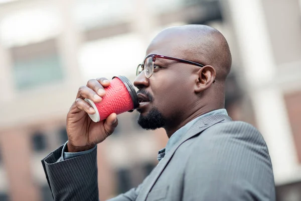 Unga afro-amerikanska affärsman tänkande och dricka kaffe — Stockfoto