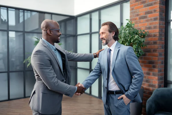 Yatırımcı iş ortağıyla tanışırken gülümsüyor