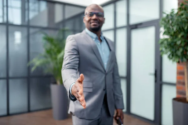 Närbild av affärsman utvidga sin hand till Business partner — Stockfoto