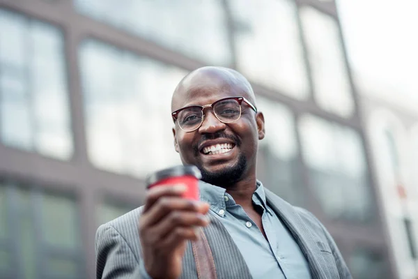 Trabajador de oficina afroamericano sonriendo y tomando café — Foto de Stock