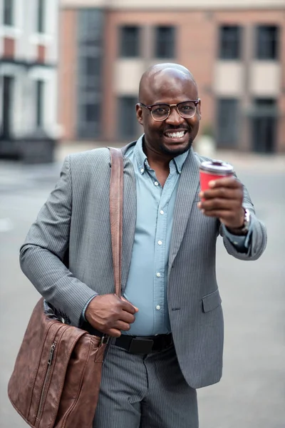 Affärsman dricker morgonkaffe och har gott humör — Stockfoto