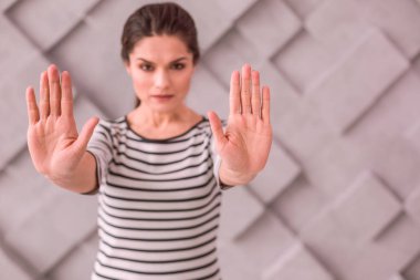 Genç kadın jestiyle dur işareti gösteriyor