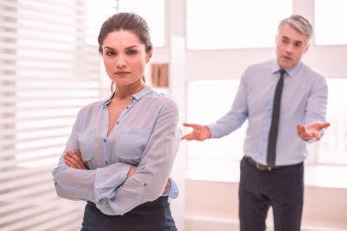 Kadın onu eleştiren adama dikkat etmez.