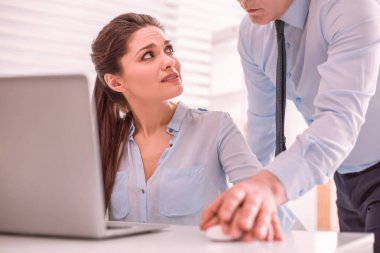 Erkek kadın iş için doğrudan kontrol sağlar