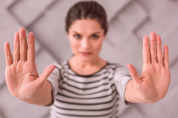 Junge Frau sagt mit Geste Stopp — Stockfoto