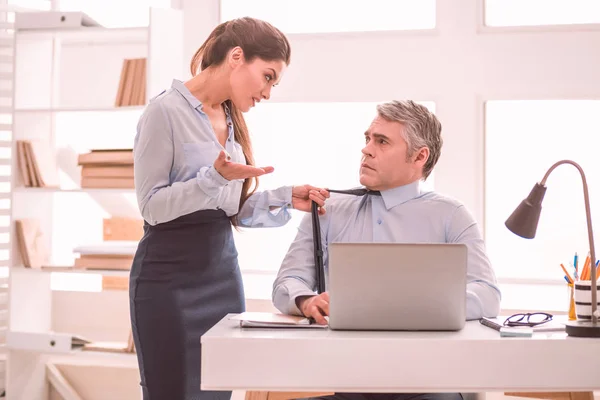 Jonge vrouw probeert haar collega te verleiden — Stockfoto