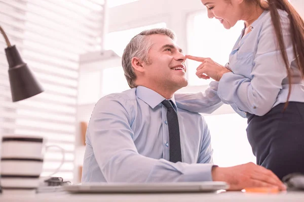 Secretaria coqueteando con su jefe en el lugar de trabajo — Foto de Stock