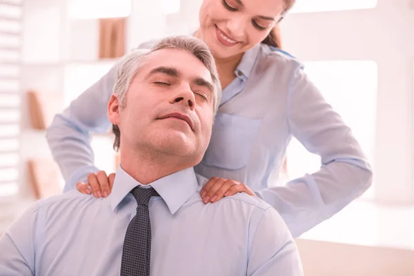 Officiellt klädda kollegor som ger en massage till varandra — Stockfoto