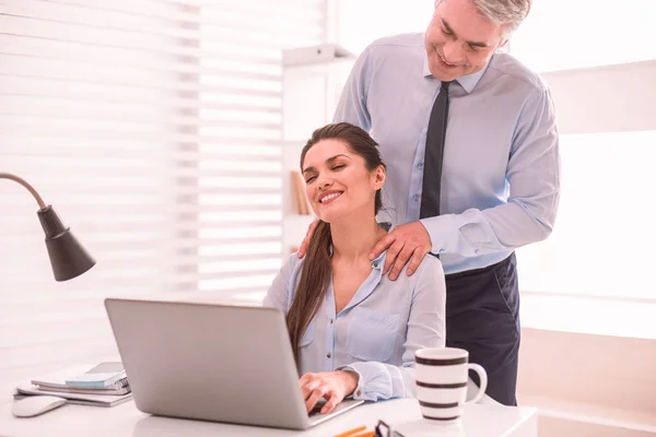 Man som ger en massage till en kollega på arbetsplatsen — Stockfoto