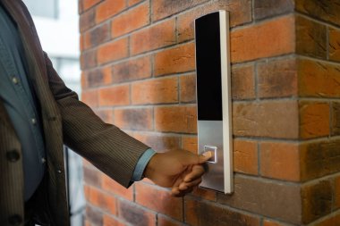 Çizgili ceket giyen genç işadamı düğmeye bastı