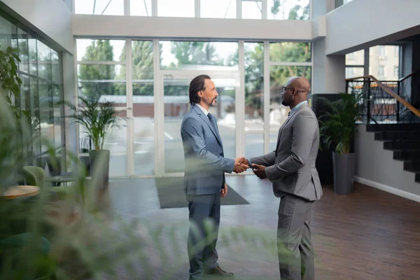 Twee zakenlieden bespreken hun vergadering in het kantoor — Stockfoto