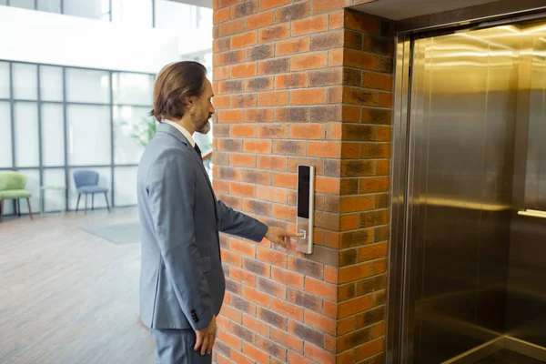 Bearded businessman waiting for elevator in the business center — Stock Photo, Image