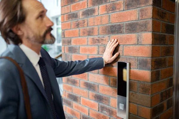 Närbild av skäggiga affärsman väntar på hissen på kontoret — Stockfoto