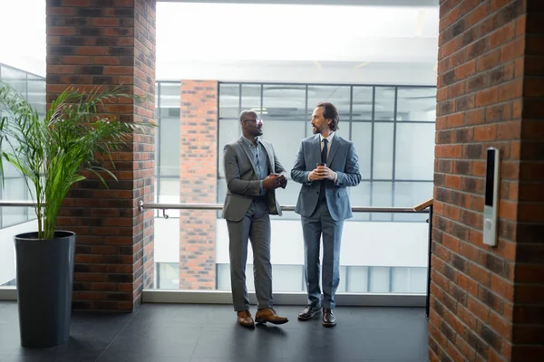 Twee zakenlieden staan in het ruime Business Center in de ochtend — Stockfoto