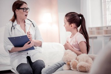 Hoş güzel doktor onun hasta konuşuyor