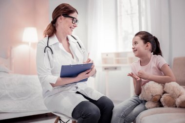 Doktor konuşurken Joyful sevimli kız