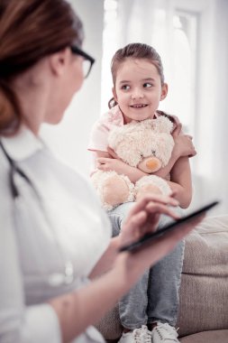 Sevimli rüya gibi kız en sevdiği oyuncak sarılma