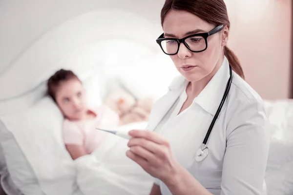 Médico serio preocupado preocupándose por su paciente — Foto de Stock