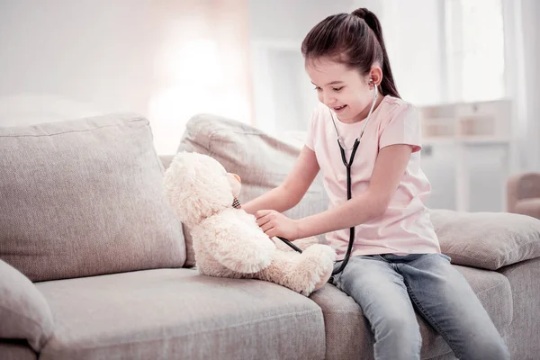 Schattig vrolijk meisje spelen in een arts — Stockfoto