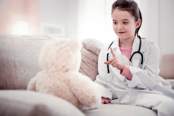 Positivo bella ragazza parlando con un orso soffice — Foto Stock