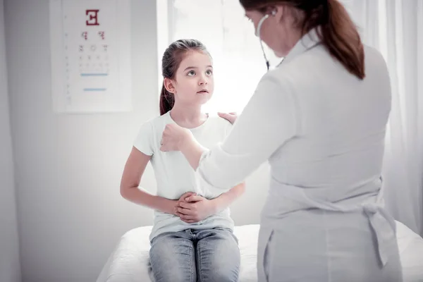 Sérieux gentille fille ayant un examen médical — Photo