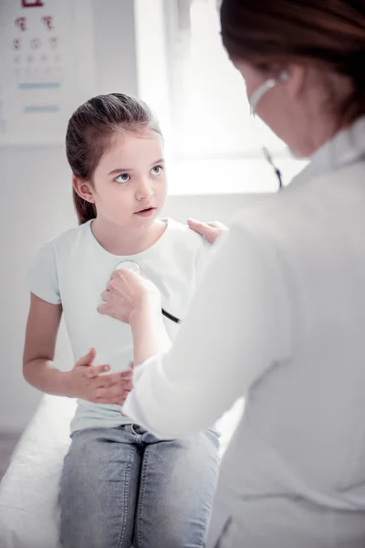 Nettes hübsches Mädchen schaut ihren Kinderarzt an — Stockfoto