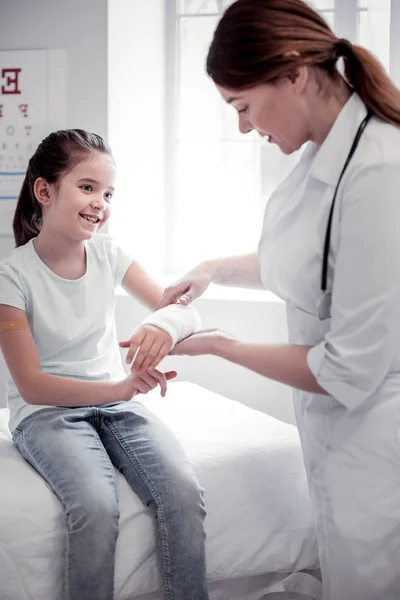 Nettes süßes Mädchen mit einem verletzten Arm — Stockfoto