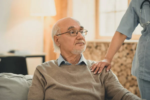 Amable doctora poniendo su mano en el hombro del paciente — Foto de Stock