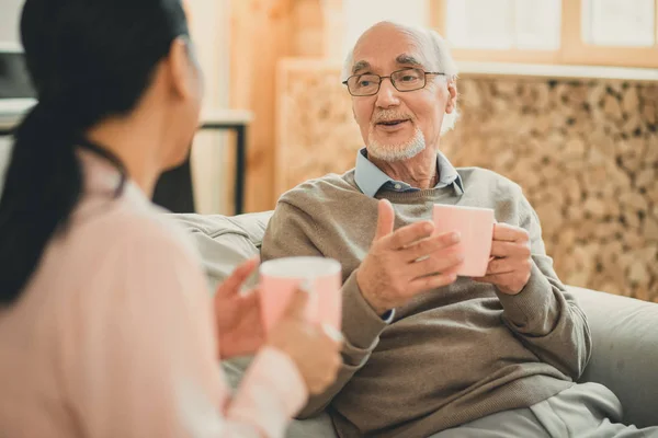 Gammal man med vänlig konversation med sin kvinnliga vän — Stockfoto