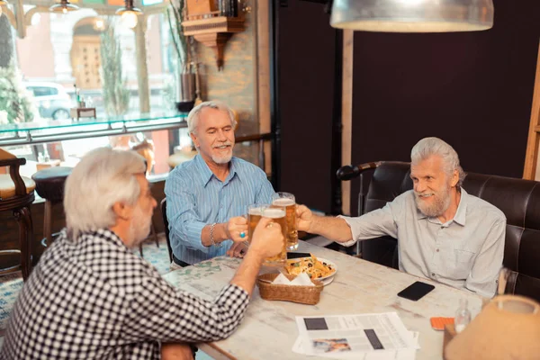 Uomini in pensione che celebrano il giorno dell'amicizia — Foto Stock