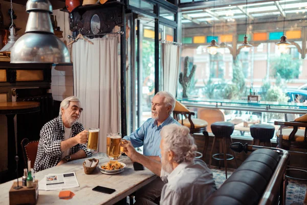 Birlikte bira içerken kendini iyi hisseden üç adam. — Stok fotoğraf